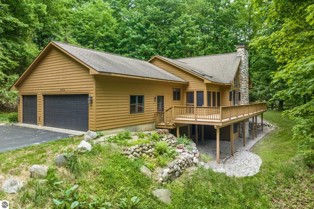 6352 S Westwood Parkway, Suttons Bay, MI 49682