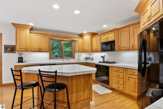 6352 S Westwood Parkway, Suttons Bay, MI 49682