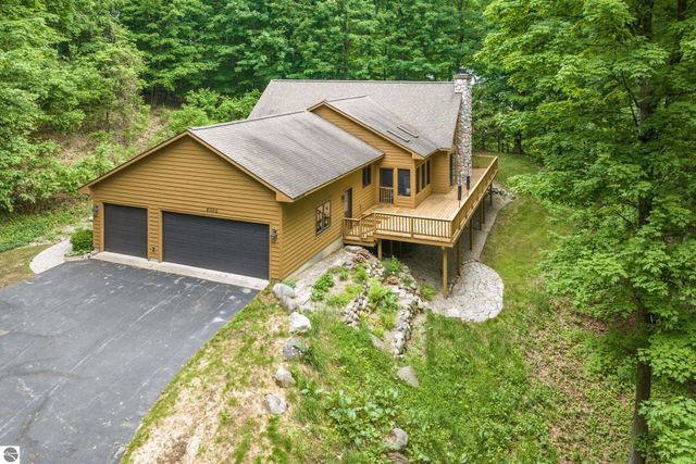 6352 S Westwood Parkway, Suttons Bay, MI 49682