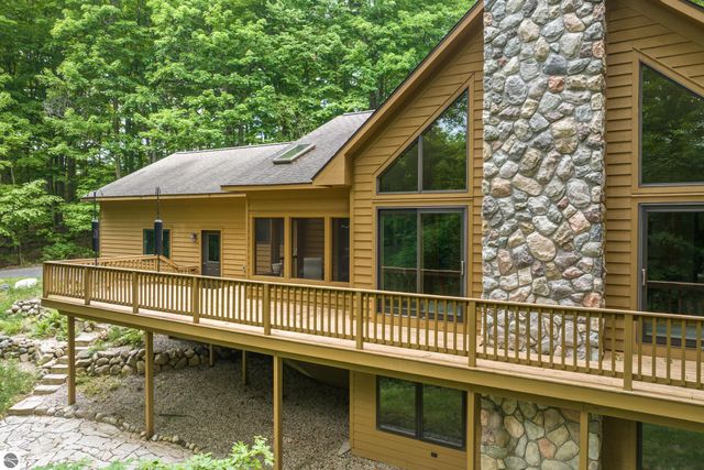 6352 S Westwood Parkway, Suttons Bay, MI 49682