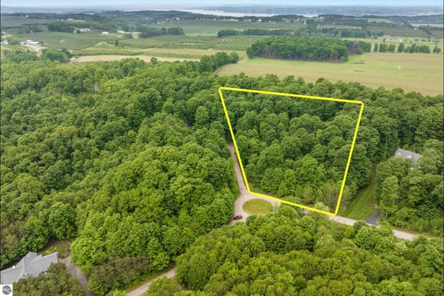 6352 S Westwood Parkway, Suttons Bay, MI 49682