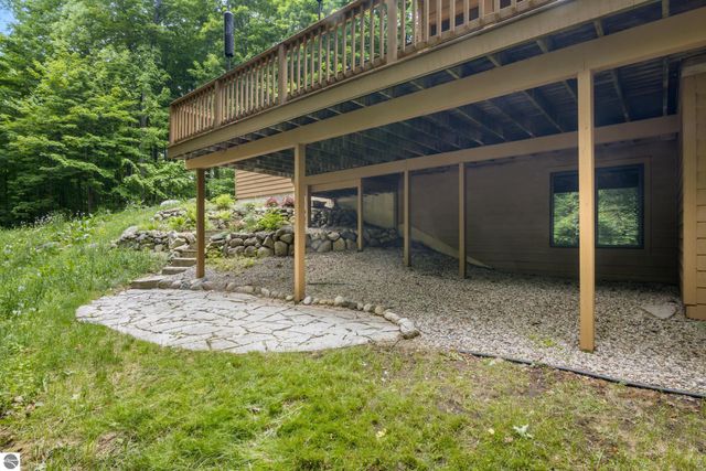 6352 S Westwood Parkway, Suttons Bay, MI 49682