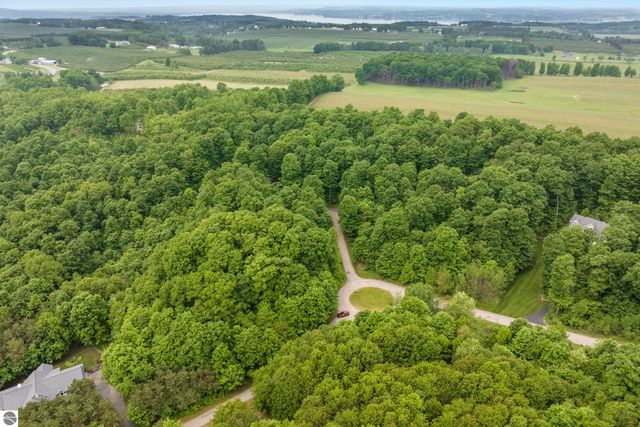 6352 S Westwood Parkway, Suttons Bay, MI 49682