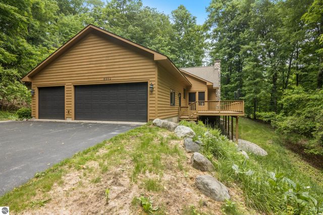 6352 S Westwood Parkway, Suttons Bay, MI 49682