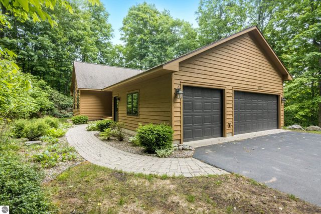 6352 S Westwood Parkway, Suttons Bay, MI 49682