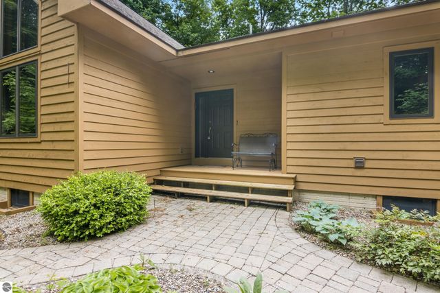 6352 S Westwood Parkway, Suttons Bay, MI 49682