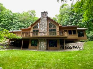6352 S Westwood Parkway, Suttons Bay, MI 49682