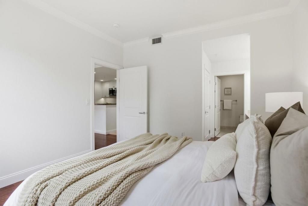 Image 12 of property listing at 225 9th Avenue 105, San Mateo, CA 94401