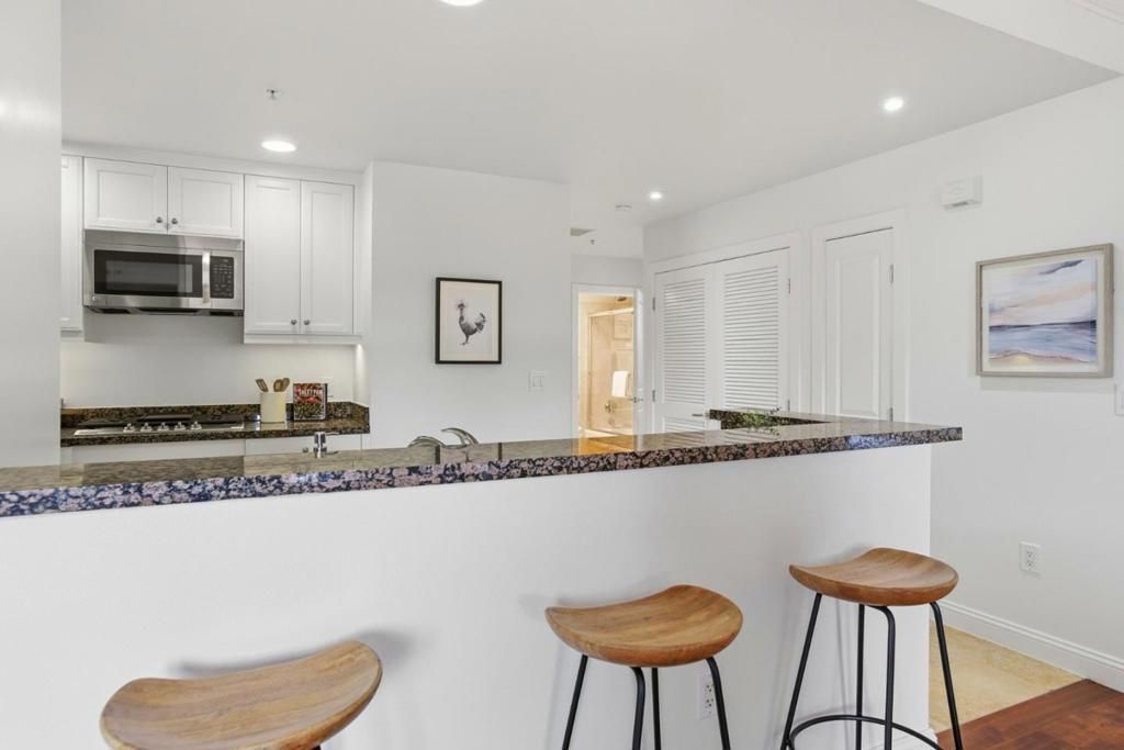 Image 7 of property listing at 225 9th Avenue 105, San Mateo, CA 94401