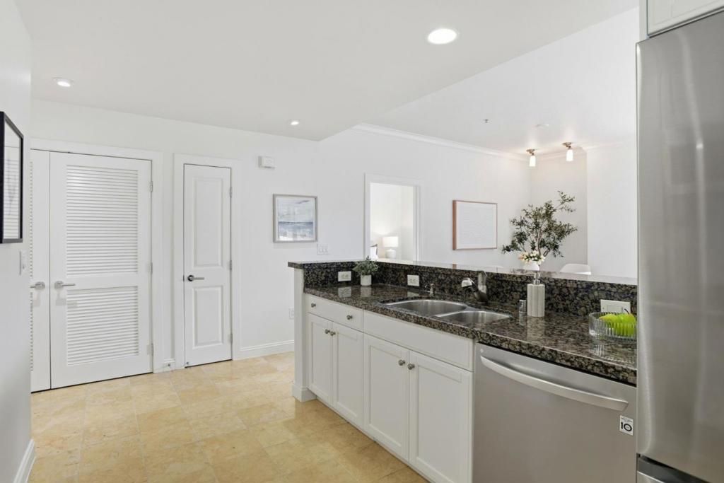 Image 8 of property listing at 225 9th Avenue 105, San Mateo, CA 94401