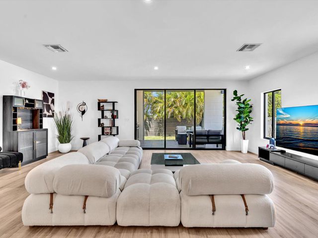 913 NE 15th Street, Fort Lauderdale, FL 33304