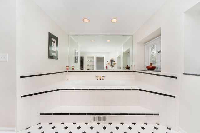 1866 S Wilson Drive, Lake Forest, IL 60045