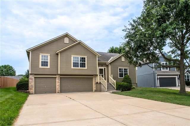 1324 SE Dalton Circle, Lee's Summit, MO 64081