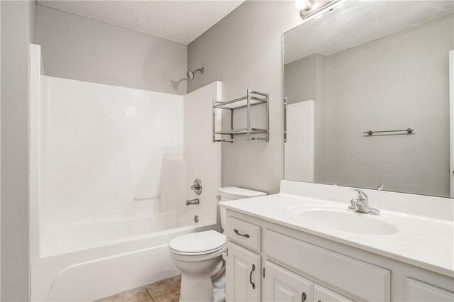 1324 SE Dalton Circle, Lee's Summit, MO 64081