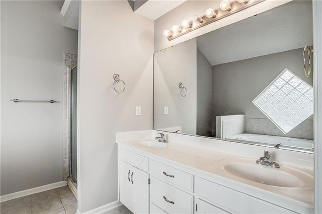 1324 SE Dalton Circle, Lee's Summit, MO 64081