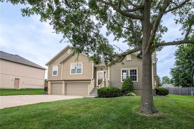 1324 SE Dalton Circle, Lee's Summit, MO 64081