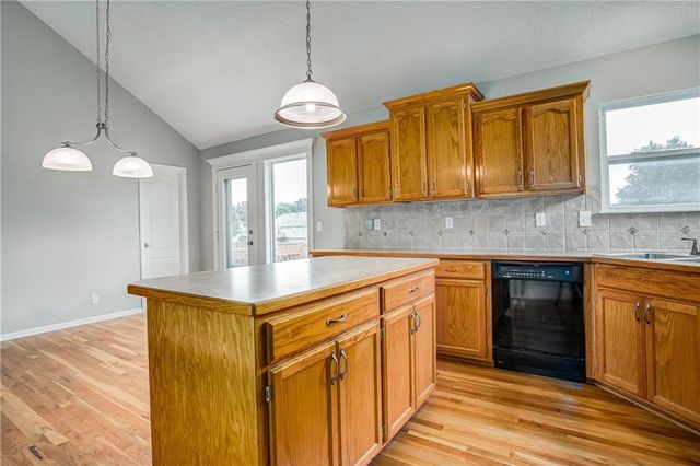 1324 SE Dalton Circle, Lee's Summit, MO 64081