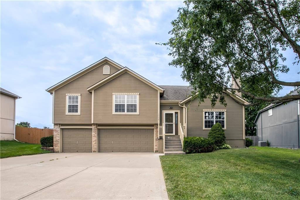 1324 SE Dalton Circle, Lee's Summit, MO 64081