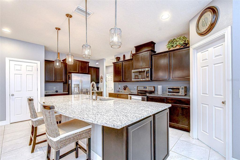 Image 11 of property listing at 1521 BANNER ELK STREET, Valrico, FL 33594