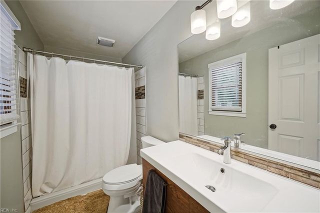 809 Grantham LN, Chesapeake, VA 23322