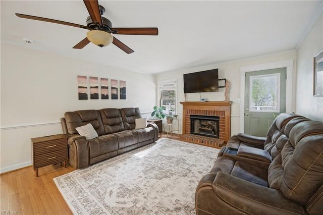 809 Grantham LN, Chesapeake, VA 23322