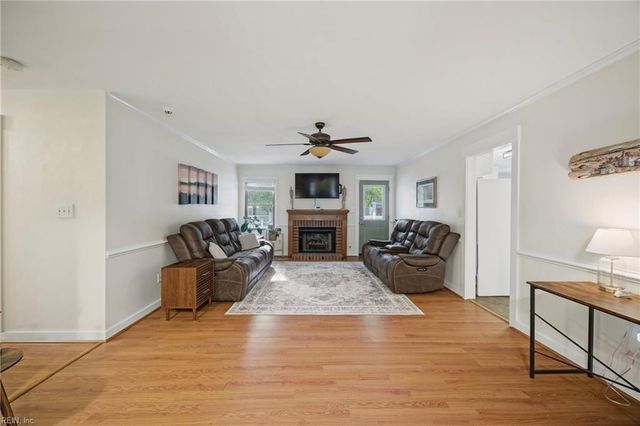 809 Grantham LN, Chesapeake, VA 23322