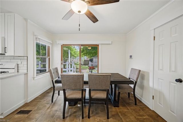 809 Grantham LN, Chesapeake, VA 23322