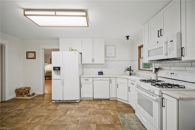 809 Grantham LN, Chesapeake, VA 23322