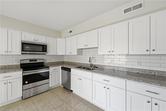 5112 Holly Farms DR, Virginia Beach, VA 23462