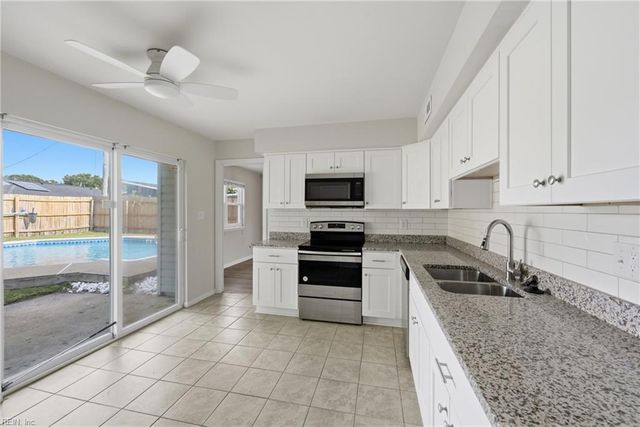 5112 Holly Farms DR, Virginia Beach, VA 23462