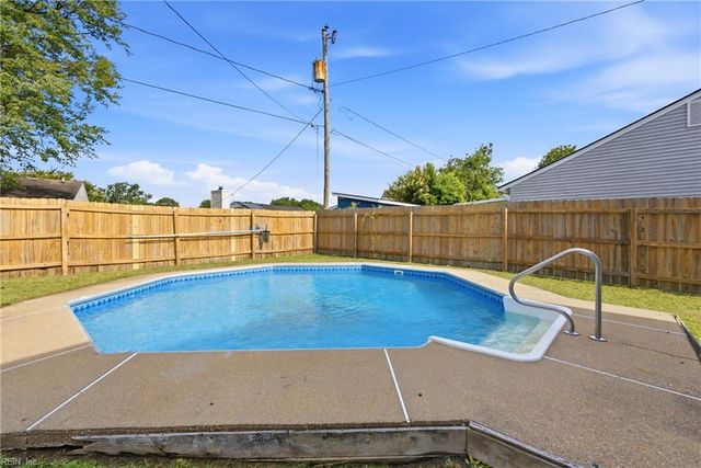 5112 Holly Farms DR, Virginia Beach, VA 23462
