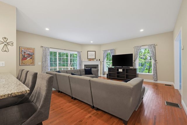 90 Greene St, Hopedale, MA 01747
