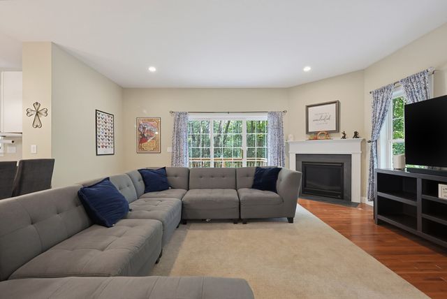 90 Greene St, Hopedale, MA 01747