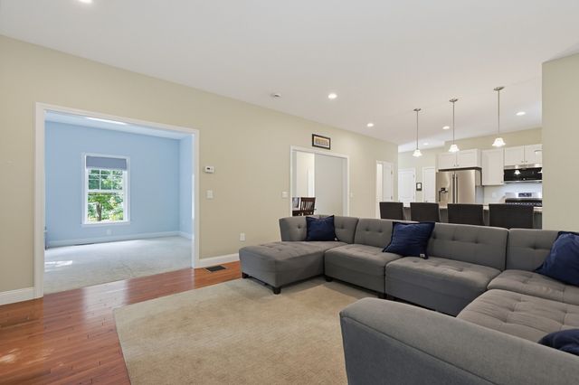 90 Greene St, Hopedale, MA 01747