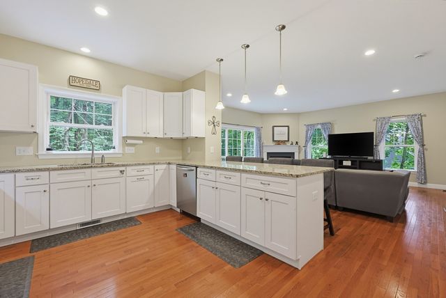 90 Greene St, Hopedale, MA 01747