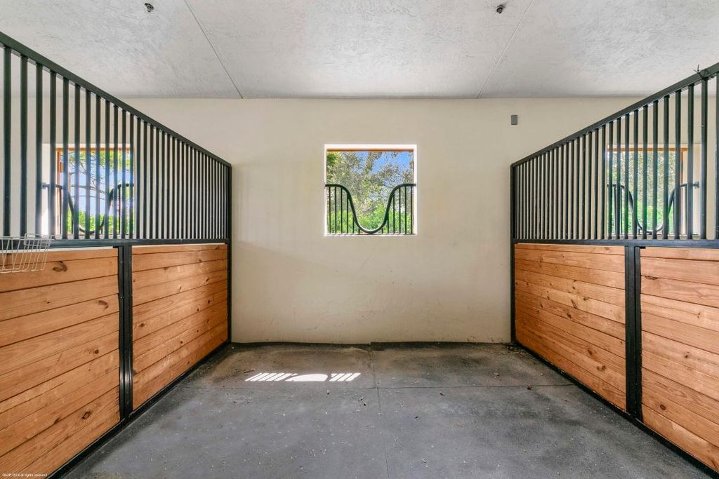 Image 11 of property listing at 14965 Oatland Court, Wellington, FL 33414