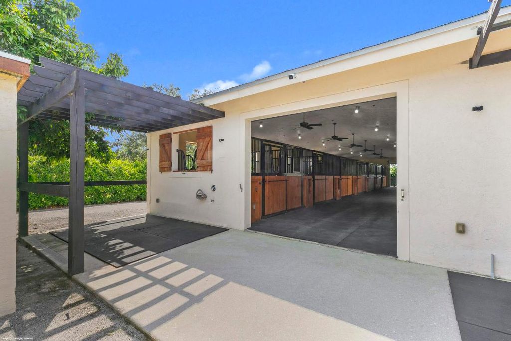 Image 8 of property listing at 14965 Oatland Court, Wellington, FL 33414