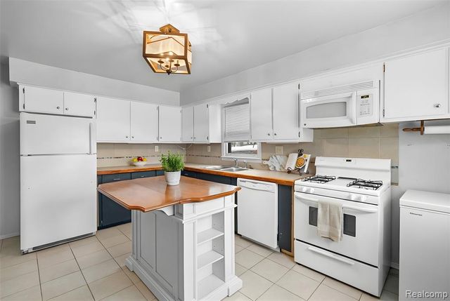 1397 Roat Court, Burton, MI 48509