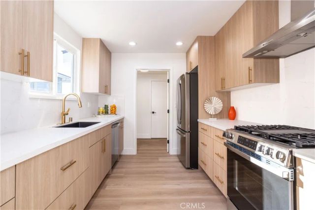 11722 Hayvenhurst, Granada Hills, CA 91344