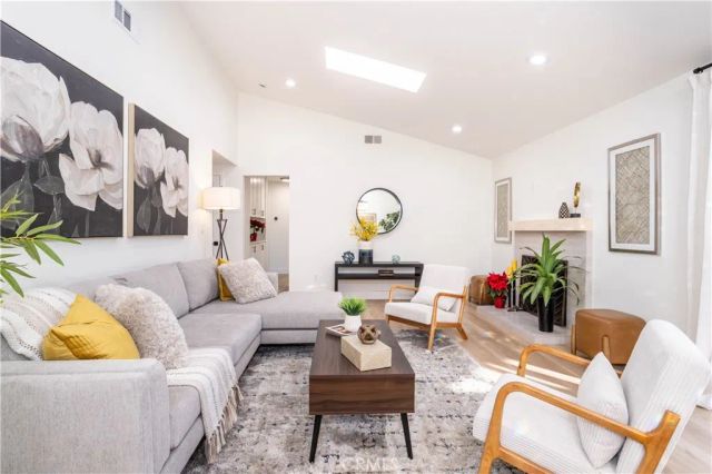 11722 Hayvenhurst, Granada Hills, CA 91344