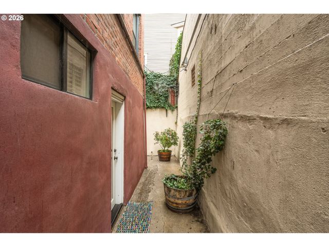 2076 Nw JOHNSON St 103, Portland, OR 97209