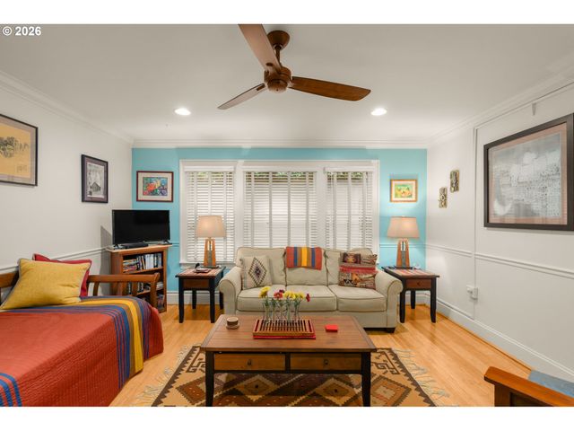 2076 Nw JOHNSON St 103, Portland, OR 97209