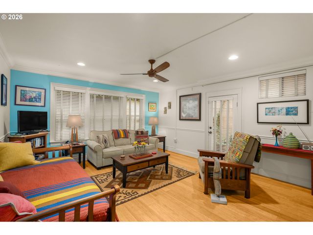 2076 Nw JOHNSON St 103, Portland, OR 97209