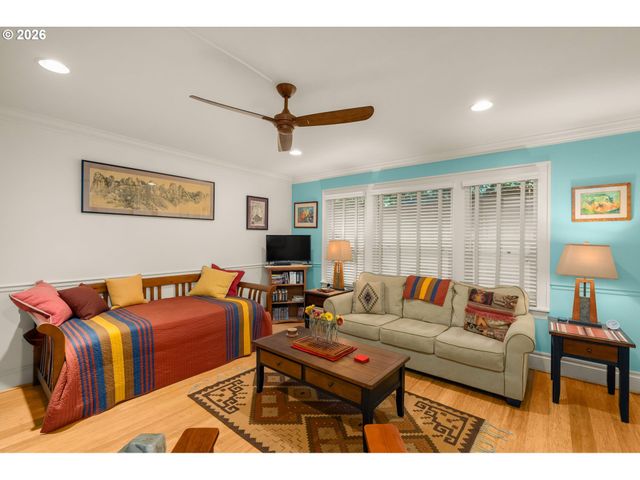 2076 Nw JOHNSON St 103, Portland, OR 97209