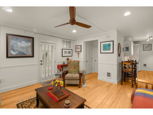 2076 Nw JOHNSON St 103, Portland, OR 97209