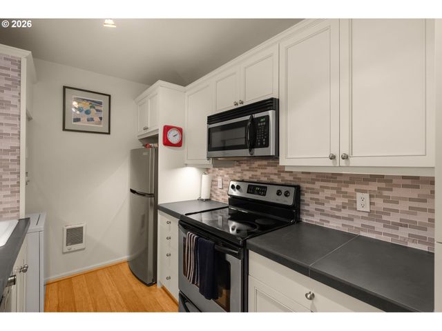 2076 Nw JOHNSON St 103, Portland, OR 97209