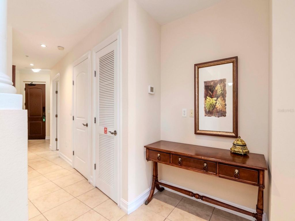 Image 17 of property listing at 13941 CLUBHOUSE DRIVE 102, Tampa, FL 33618