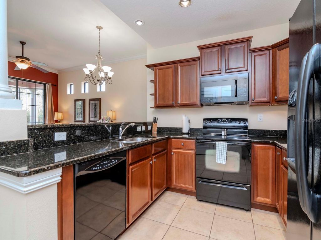 Image 5 of property listing at 13941 CLUBHOUSE DRIVE 102, Tampa, FL 33618