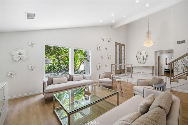 19581 Braewood, Tarzana, CA 91356