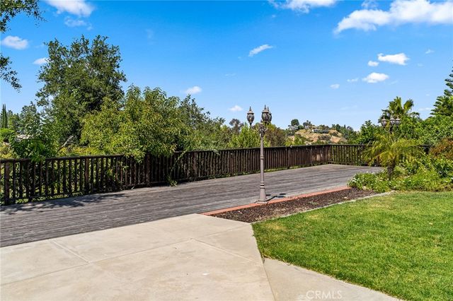 19581 Braewood, Tarzana, CA 91356